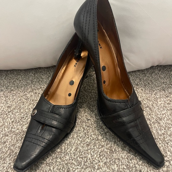 Great black pointed toe heel🖤 - Picture 1 of 5